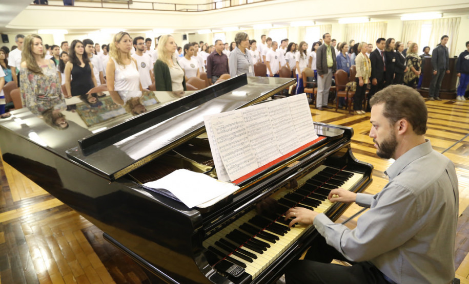 O ginásio de esportes do Colégio Estadual do Paraná (CEP), em Curitiba, será restaurado e recuperado. Investimento é de R$ 1,6 milhão.<br />
<br />
Veja mais fotos em: <a href=" http://www.flickr.com/photos/flavioarns/sets/72157642299378273/" target="_blank"> http://www.flickr.com/photos/flavioarns/</a>
