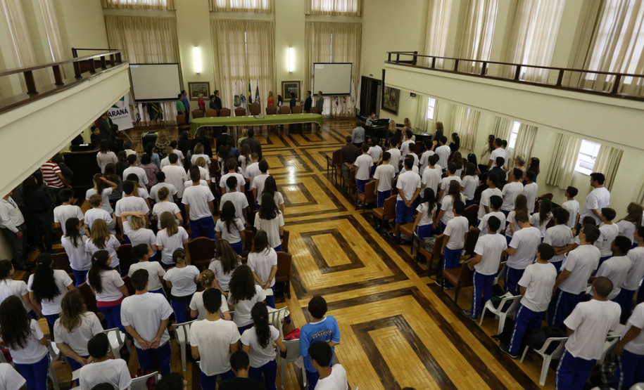 O ginásio de esportes do Colégio Estadual do Paraná (CEP), em Curitiba, será restaurado e recuperado. Investimento é de R$ 1,6 milhão.<br />
<br />
Veja mais fotos em: <a href=" http://www.flickr.com/photos/flavioarns/sets/72157642299378273/" target="_blank"> http://www.flickr.com/photos/flavioarns/</a>