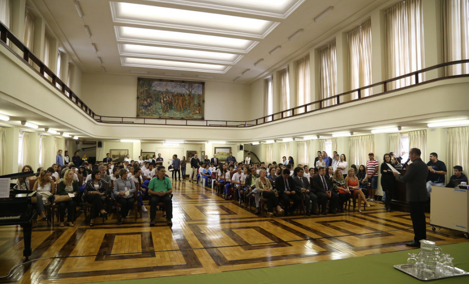 O ginásio de esportes do Colégio Estadual do Paraná (CEP), em Curitiba, será restaurado e recuperado. Investimento é de R$ 1,6 milhão.<br />
<br />
Veja mais fotos em: <a href=" http://www.flickr.com/photos/flavioarns/sets/72157642299378273/" target="_blank"> http://www.flickr.com/photos/flavioarns/</a>