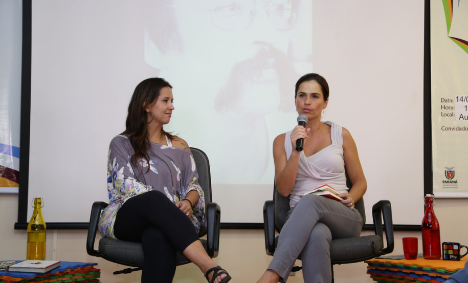 Nesta sexta-feira (14), aconteceu o pré-lançamento da Caravana da Poesia na sede da Secretaria de Estado da Educação, com a participação das filhas do poeta, Áurea e Estrela Leminski. <br />
<br />
Veja mais fotos em: <a href=" http://www.flickr.com/photos/flavioarns/sets/72157642357027204/" target="_blank"> http://www.flickr.com/photos/flavioarns </a>