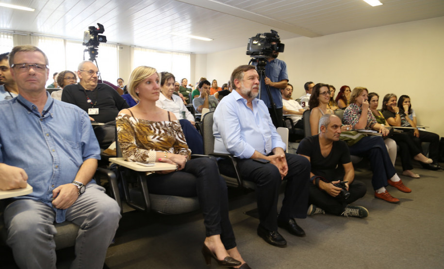 Nesta sexta-feira (14), aconteceu o pré-lançamento da Caravana da Poesia na sede da Secretaria de Estado da Educação, com a participação das filhas do poeta, Áurea e Estrela Leminski. <br />
<br />
Veja mais fotos em: <a href=" http://www.flickr.com/photos/flavioarns/sets/72157642357027204/" target="_blank"> http://www.flickr.com/photos/flavioarns </a>