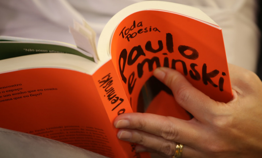 Nesta sexta-feira (14), aconteceu o pré-lançamento da Caravana da Poesia na sede da Secretaria de Estado da Educação, com a participação das filhas do poeta, Áurea e Estrela Leminski. <br />
<br />
Veja mais fotos em: <a href=" http://www.flickr.com/photos/flavioarns/sets/72157642357027204/" target="_blank"> http://www.flickr.com/photos/flavioarns </a>