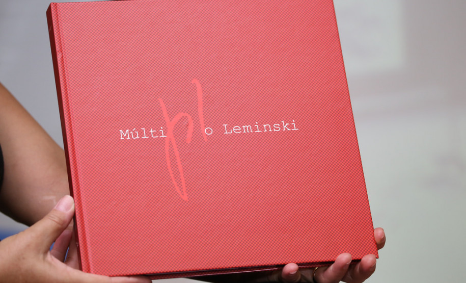 Nesta sexta-feira (14), aconteceu o pré-lançamento da Caravana da Poesia na sede da Secretaria de Estado da Educação, com a participação das filhas do poeta, Áurea e Estrela Leminski. <br />
<br />
Veja mais fotos em: <a href=" http://www.flickr.com/photos/flavioarns/sets/72157642357027204/" target="_blank"> http://www.flickr.com/photos/flavioarns </a>