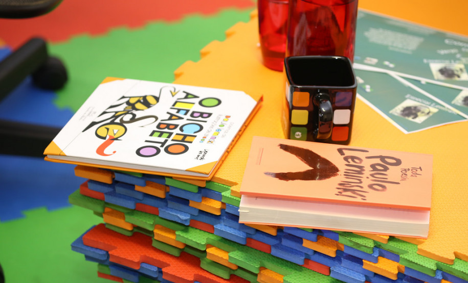 Nesta sexta-feira (14), aconteceu o pré-lançamento da Caravana da Poesia na sede da Secretaria de Estado da Educação, com a participação das filhas do poeta, Áurea e Estrela Leminski. <br />
<br />
Veja mais fotos em: <a href=" http://www.flickr.com/photos/flavioarns/sets/72157642357027204/" target="_blank"> http://www.flickr.com/photos/flavioarns </a>