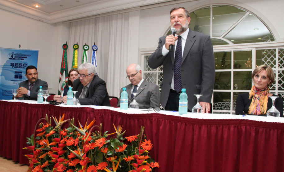 Arns participa do Fórum Social da Educação