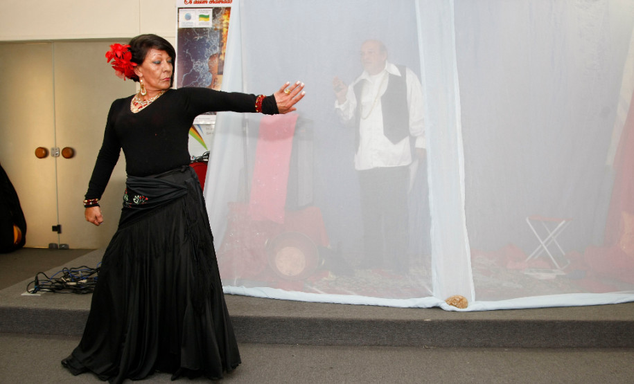 Apresentação no auditório da SEED da Caravana dos Ciganos. 19-03-14.