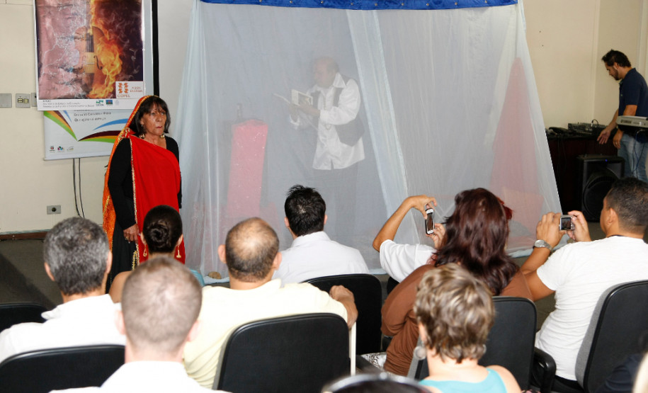 Apresentação no auditório da SEED da Caravana dos Ciganos. 19-03-14.