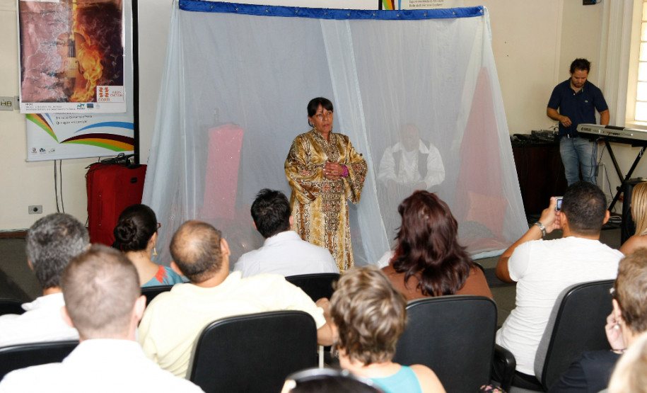 Apresentação no auditório da SEED da Caravana dos Ciganos. 19-03-14.