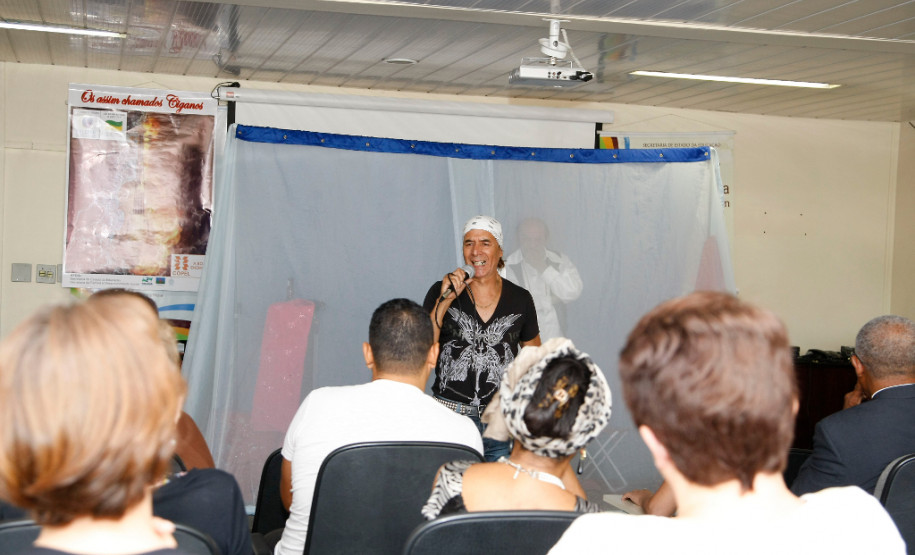 Apresentação no auditório da SEED da Caravana dos Ciganos. 19-03-14.