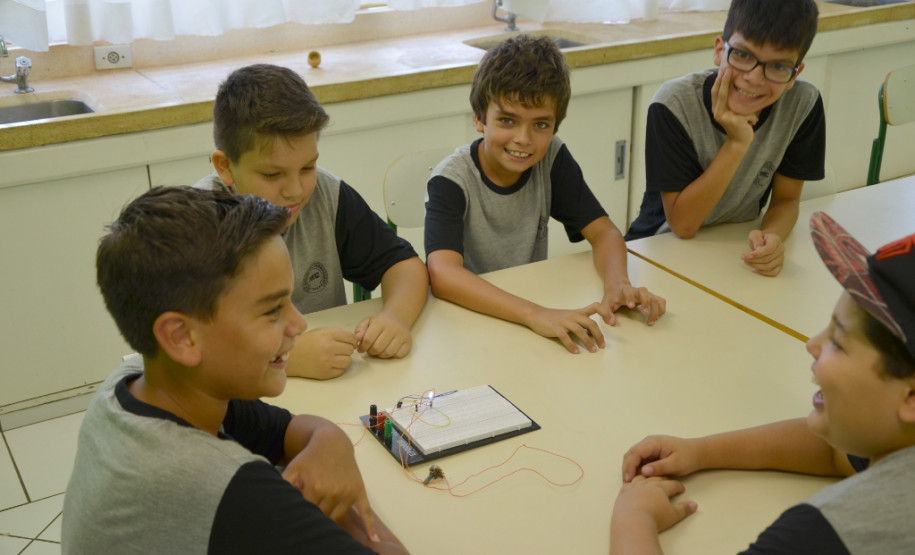 Além de robótica estudantes participam de atividades culturais e esportivas no período em que não estão em sala de aula.