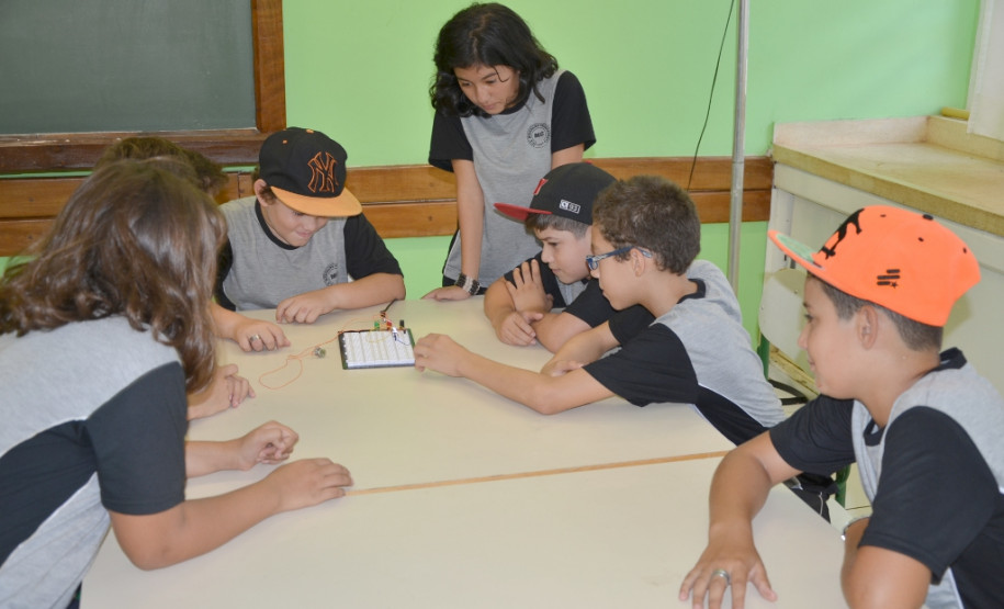Além de robótica estudantes participam de atividades culturais e esportivas no período em que não estão em sala de aula.
