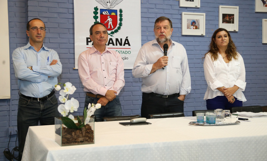 Escolas podem consultar hoje novo suprimento Nesta sexta-feira (21) cada escola da rede estadual de educação poderá consultar o aumento do novo porte escolar. <br />
<br />
Veja mais fotos em: <a href=" http://www.flickr.com/photos/flavioarns/sets/72157642636618954/" target="_blank"> http://www.flickr.com/photos/flavioarns </a>