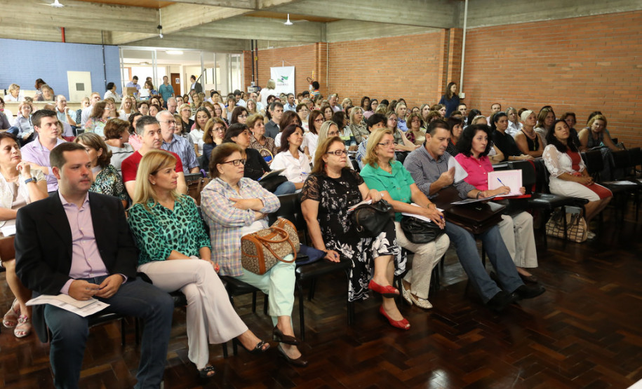 Escolas podem consultar hoje novo suprimento Nesta sexta-feira (21) cada escola da rede estadual de educação poderá consultar o aumento do novo porte escolar. <br />
<br />
Veja mais fotos em: <a href=" http://www.flickr.com/photos/flavioarns/sets/72157642636618954/" target="_blank"> http://www.flickr.com/photos/flavioarns </a>