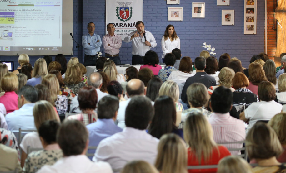 Escolas podem consultar hoje novo suprimento Nesta sexta-feira (21) cada escola da rede estadual de educação poderá consultar o aumento do novo porte escolar. <br />
<br />
Veja mais fotos em: <a href=" http://www.flickr.com/photos/flavioarns/sets/72157642636618954/" target="_blank"> http://www.flickr.com/photos/flavioarns </a>
