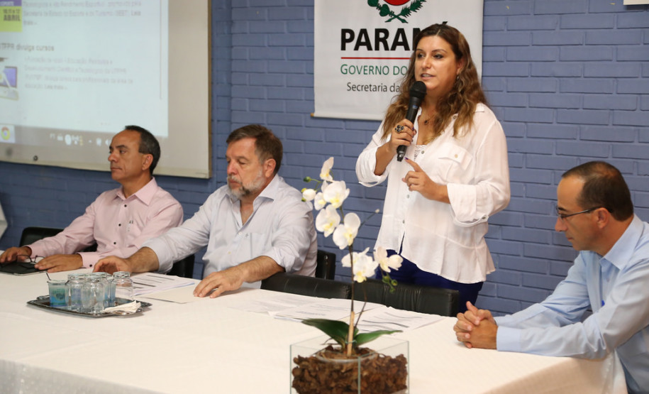 Escolas podem consultar hoje novo suprimento Nesta sexta-feira (21) cada escola da rede estadual de educação poderá consultar o aumento do novo porte escolar. <br />
<br />
Veja mais fotos em: <a href=" http://www.flickr.com/photos/flavioarns/sets/72157642636618954/" target="_blank"> http://www.flickr.com/photos/flavioarns </a>