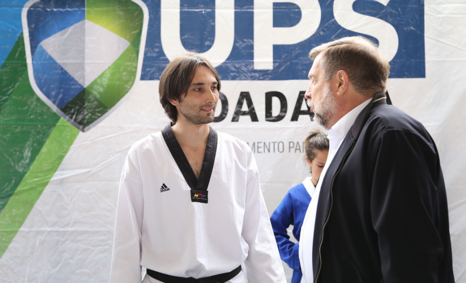 Iniciativa promove a arte marcial como uma maneira de desenvolver a cidadania de jovens que moram em regiões com altos índices de criminalidade. <br />
<br />
Veja mais fotos em: <a href=" http://www.flickr.com/photos/flavioarns/sets/72157642852857433/" target="_blank"> http://www.flickr.com/photos/flavioarns </a>