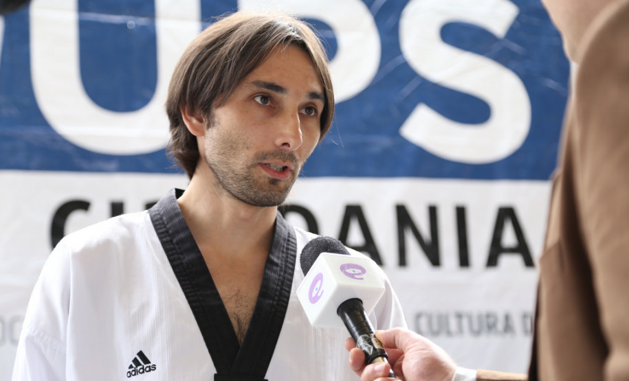 Iniciativa promove a arte marcial como uma maneira de desenvolver a cidadania de jovens que moram em regiões com altos índices de criminalidade. <br />
<br />
Veja mais fotos em: <a href=" http://www.flickr.com/photos/flavioarns/sets/72157642852857433/" target="_blank"> http://www.flickr.com/photos/flavioarns </a>