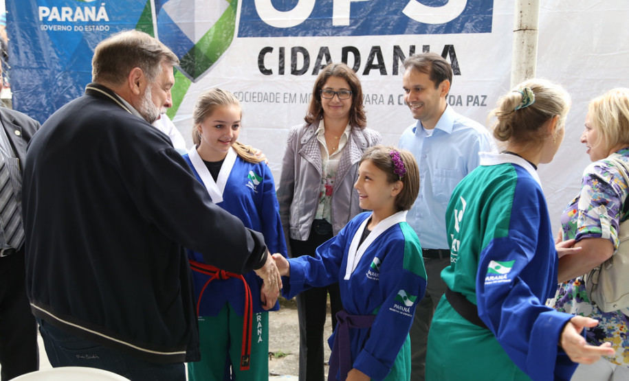 Iniciativa promove a arte marcial como uma maneira de desenvolver a cidadania de jovens que moram em regiões com altos índices de criminalidade. <br />
<br />
Veja mais fotos em: <a href=" http://www.flickr.com/photos/flavioarns/sets/72157642852857433/" target="_blank"> http://www.flickr.com/photos/flavioarns </a>