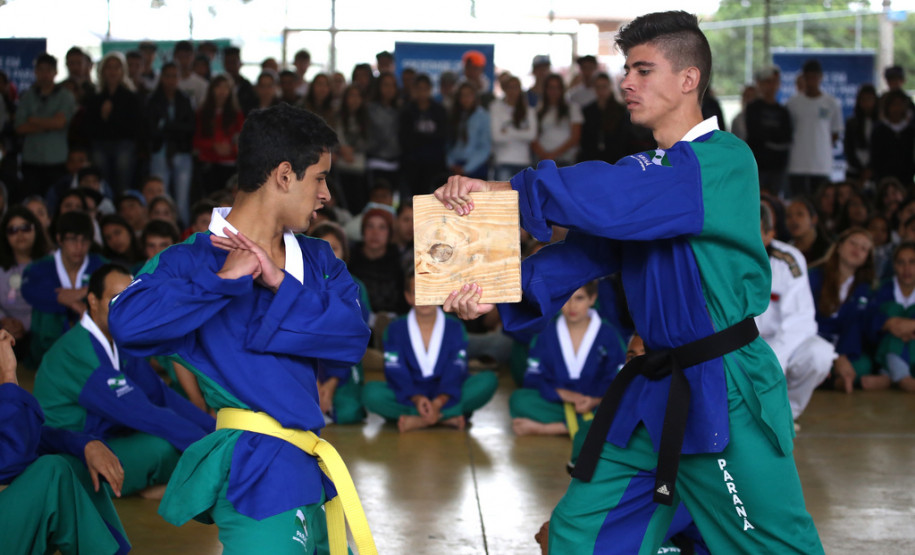 Iniciativa promove a arte marcial como uma maneira de desenvolver a cidadania de jovens que moram em regiões com altos índices de criminalidade. <br />
<br />
Veja mais fotos em: <a href=" http://www.flickr.com/photos/flavioarns/sets/72157642852857433/" target="_blank"> http://www.flickr.com/photos/flavioarns </a>