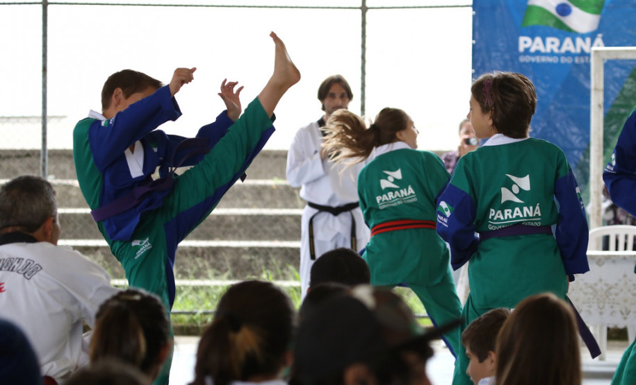 Iniciativa promove a arte marcial como uma maneira de desenvolver a cidadania de jovens que moram em regiões com altos índices de criminalidade. <br />
<br />
Veja mais fotos em: <a href=" http://www.flickr.com/photos/flavioarns/sets/72157642852857433/" target="_blank"> http://www.flickr.com/photos/flavioarns </a>