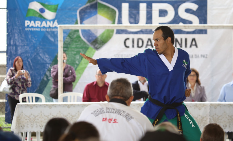 Iniciativa promove a arte marcial como uma maneira de desenvolver a cidadania de jovens que moram em regiões com altos índices de criminalidade. <br />
<br />
Veja mais fotos em: <a href=" http://www.flickr.com/photos/flavioarns/sets/72157642852857433/" target="_blank"> http://www.flickr.com/photos/flavioarns </a>