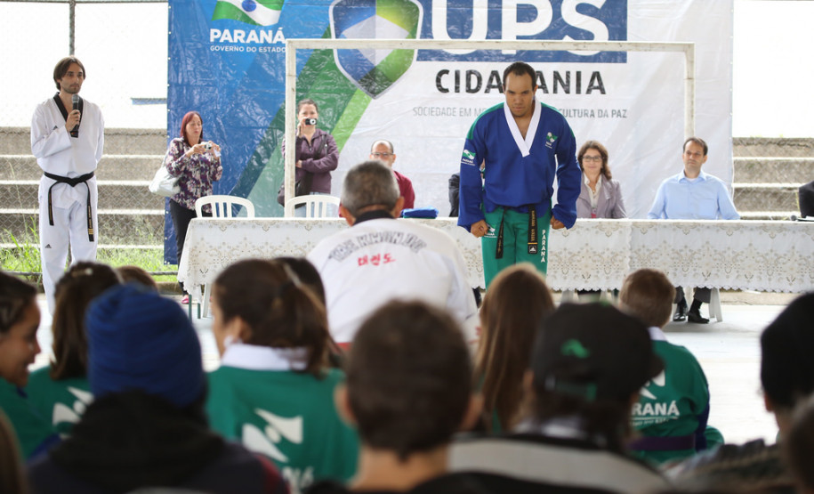 Iniciativa promove a arte marcial como uma maneira de desenvolver a cidadania de jovens que moram em regiões com altos índices de criminalidade. <br />
<br />
Veja mais fotos em: <a href=" http://www.flickr.com/photos/flavioarns/sets/72157642852857433/" target="_blank"> http://www.flickr.com/photos/flavioarns </a>