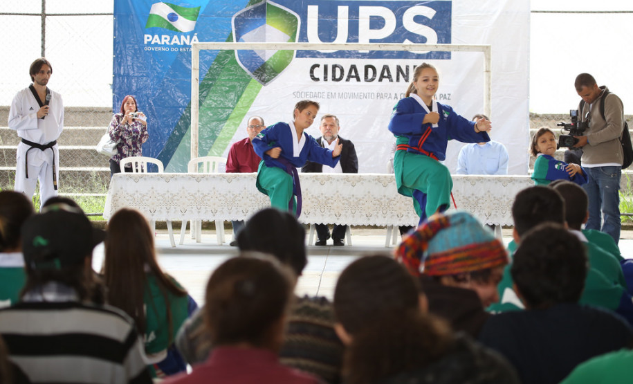 Iniciativa promove a arte marcial como uma maneira de desenvolver a cidadania de jovens que moram em regiões com altos índices de criminalidade. <br />
<br />
Veja mais fotos em: <a href=" http://www.flickr.com/photos/flavioarns/sets/72157642852857433/" target="_blank"> http://www.flickr.com/photos/flavioarns </a>