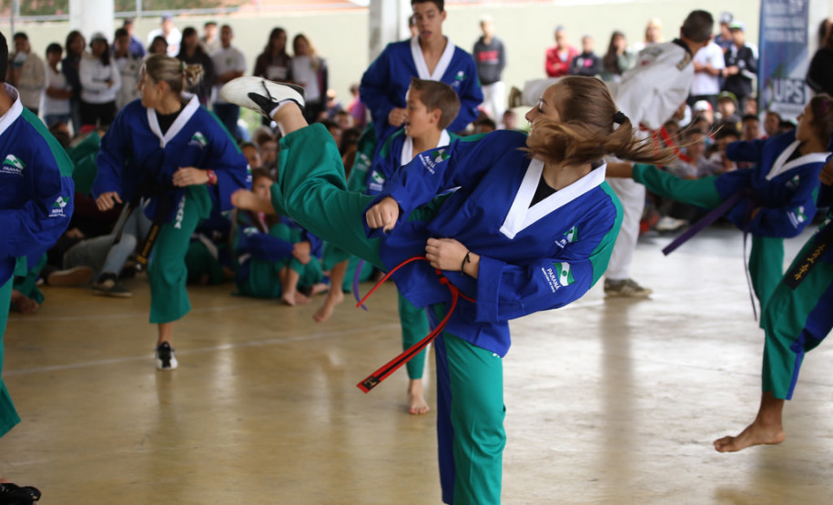 Iniciativa promove a arte marcial como uma maneira de desenvolver a cidadania de jovens que moram em regiões com altos índices de criminalidade. <br />
<br />
Veja mais fotos em: <a href=" http://www.flickr.com/photos/flavioarns/sets/72157642852857433/" target="_blank"> http://www.flickr.com/photos/flavioarns </a>