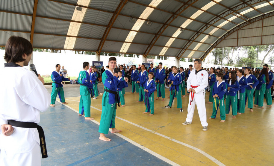 Iniciativa promove a arte marcial como uma maneira de desenvolver a cidadania de jovens que moram em regiões com altos índices de criminalidade. <br />
<br />
Veja mais fotos em: <a href=" http://www.flickr.com/photos/flavioarns/sets/72157642852857433/" target="_blank"> http://www.flickr.com/photos/flavioarns </a>