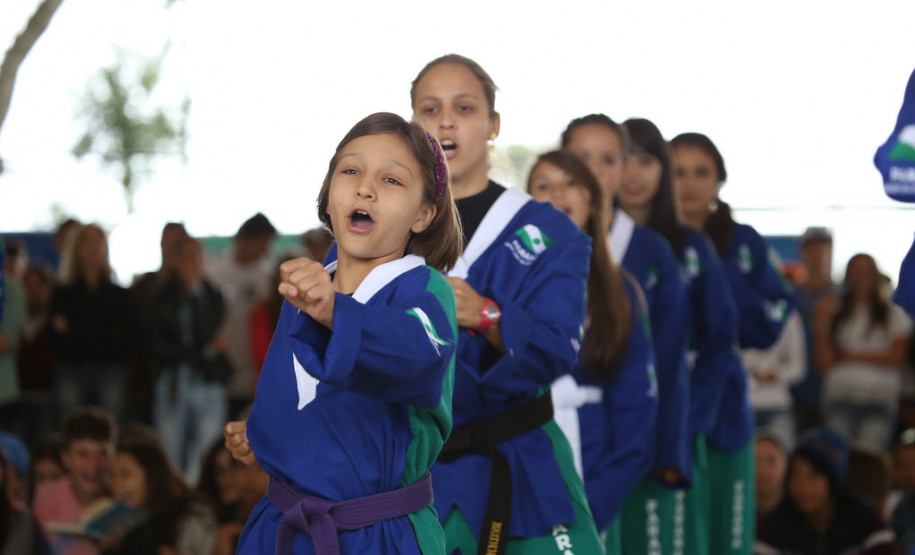 Iniciativa promove a arte marcial como uma maneira de desenvolver a cidadania de jovens que moram em regiões com altos índices de criminalidade. <br />
<br />
Veja mais fotos em: <a href=" http://www.flickr.com/photos/flavioarns/sets/72157642852857433/" target="_blank"> http://www.flickr.com/photos/flavioarns </a>