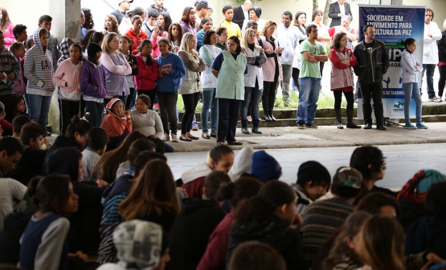 Iniciativa promove a arte marcial como uma maneira de desenvolver a cidadania de jovens que moram em regiões com altos índices de criminalidade. <br />
<br />
Veja mais fotos em: <a href=" http://www.flickr.com/photos/flavioarns/sets/72157642852857433/" target="_blank"> http://www.flickr.com/photos/flavioarns </a>