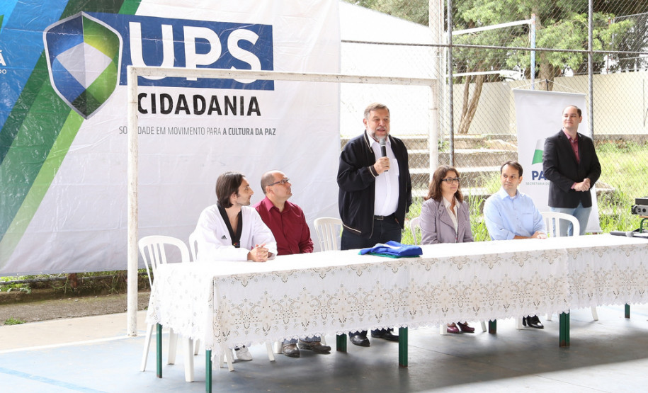 Iniciativa promove a arte marcial como uma maneira de desenvolver a cidadania de jovens que moram em regiões com altos índices de criminalidade. <br />
<br />
Veja mais fotos em: <a href=" http://www.flickr.com/photos/flavioarns/sets/72157642852857433/" target="_blank"> http://www.flickr.com/photos/flavioarns </a>