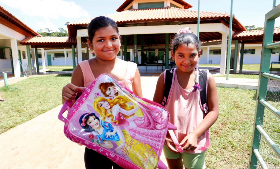 Escola Indígena Cacique Koféj, em São Jerônimo da Serra. Jhohana Moraes (E) e Letícia moraes da Silva (D). 14-03-14.