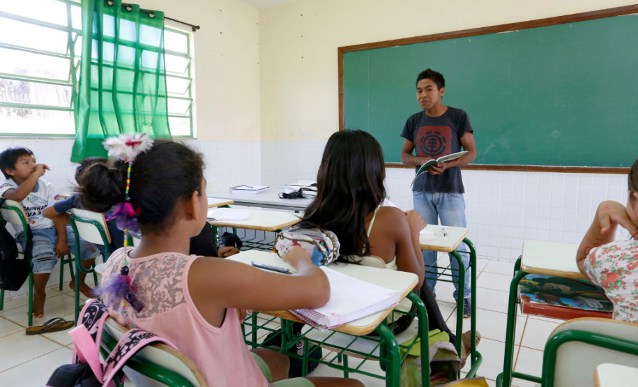 Escola Indígena Cacique Koféj, em São Jerônimo da Serra Marcelo Uchavera Vargas, professor de Guaraní. 14-03-14.