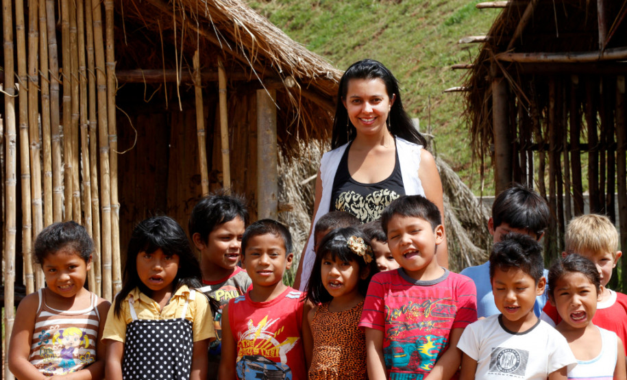 Escola Indígena Cacique Koféj, em São Jerônimo da Serra. Profa. Aline Gonçalves Proença Gomes, diretora da escola, com alunos nas ocas, onde são realizadas as festas da cultura indígena. 14-03-14.