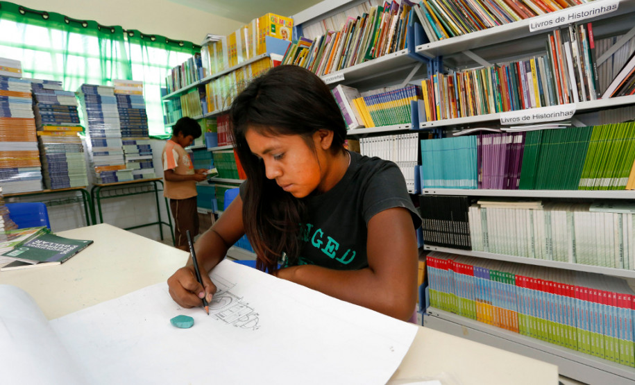 Escola indígena Cacique Koféj, em São Jerônimo da Serra. Verônica Frederico, desenhando na biblioteca. 14-03-14.
