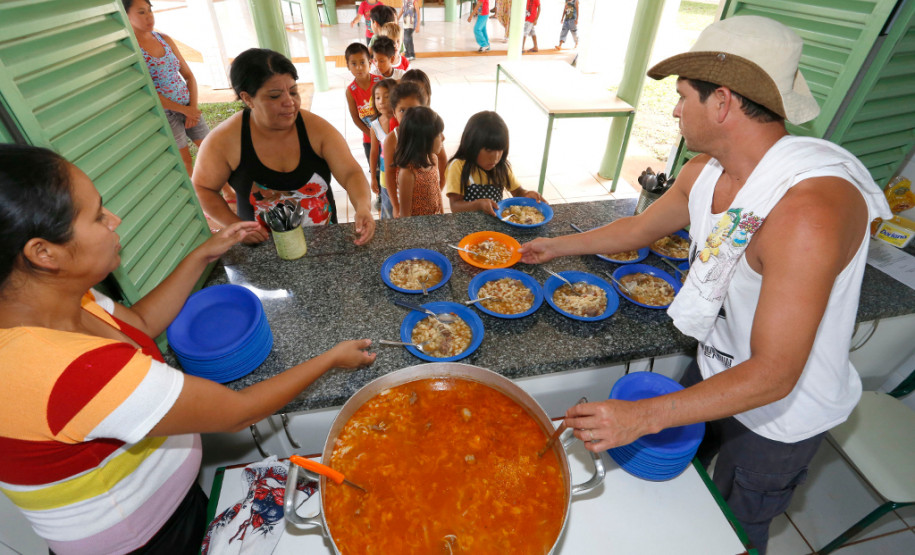 Escola indígena Cacique Koféj, em São Jerônimo da Serra. Distribuição de merenda escolar. 14-03-14.