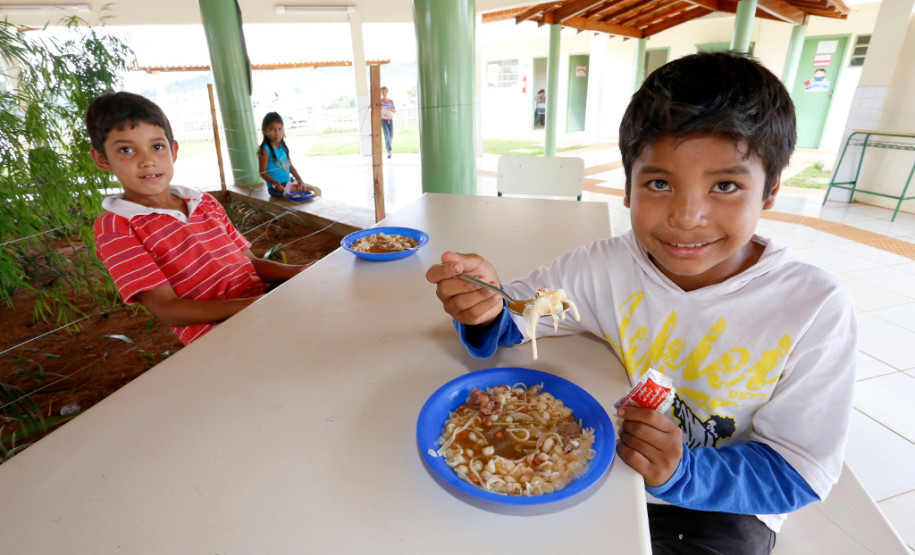 Escola indígena Cacique Koféj, em São Jerônimo da Serra. Merenda escolar. 14-03-14.
