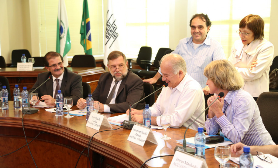 Paraná lança ação sobre a água para a rede de ensino Secretarias estaduais lançaram o "Ano pedagógico da água", ação educativa para debater o tema água nas escolas da rede pública de ensino. <br />
<br />
Veja mais fotos em: <a href=" http://www.flickr.com/photos/flavioarns/sets/72157642869997454/" target="_blank"> http://www.flickr.com/photos/flavioarns </a>