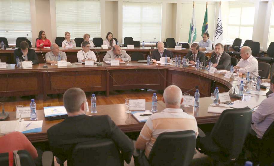 Paraná lança ação sobre a água para a rede de ensino Secretarias estaduais lançaram o "Ano pedagógico da água", ação educativa para debater o tema água nas escolas da rede pública de ensino. <br />
<br />
Veja mais fotos em: <a href=" http://www.flickr.com/photos/flavioarns/sets/72157642869997454/" target="_blank"> http://www.flickr.com/photos/flavioarns </a>