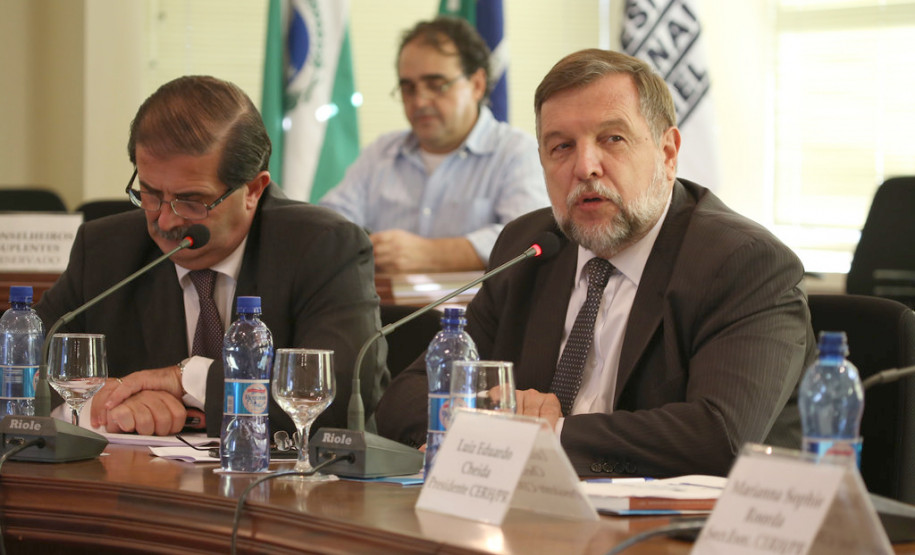 Paraná lança ação sobre a água para a rede de ensino Secretarias estaduais lançaram o "Ano pedagógico da água", ação educativa para debater o tema água nas escolas da rede pública de ensino. <br />
<br />
Veja mais fotos em: <a href=" http://www.flickr.com/photos/flavioarns/sets/72157642869997454/" target="_blank"> http://www.flickr.com/photos/flavioarns </a>