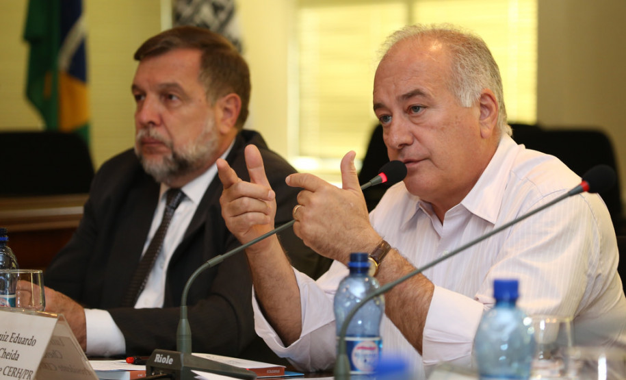 Paraná lança ação sobre a água para a rede de ensino Secretarias estaduais lançaram o "Ano pedagógico da água", ação educativa para debater o tema água nas escolas da rede pública de ensino. <br />
<br />
Veja mais fotos em: <a href=" http://www.flickr.com/photos/flavioarns/sets/72157642869997454/" target="_blank"> http://www.flickr.com/photos/flavioarns </a>