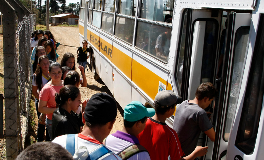 Ônibus e alunos da cidade de Pinhão. 21-08-13.