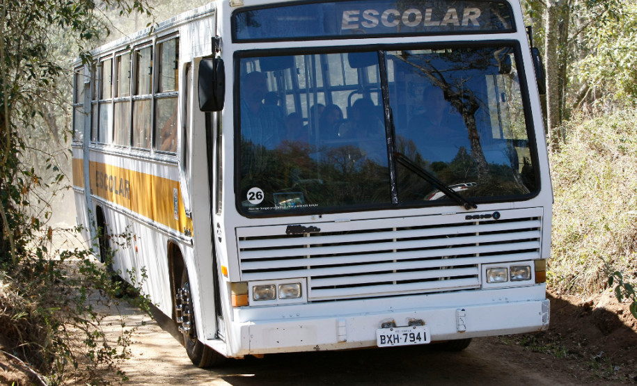 Ônibus e alunos da cidade de Pinhão. 21-08-13.