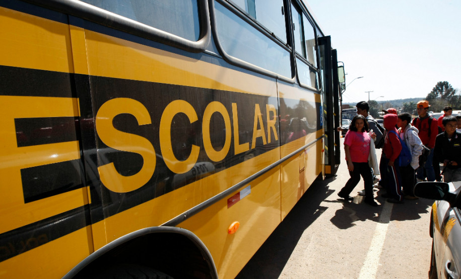 Ônibus e alunos da cidade de Pinhão. 21-08-13.
