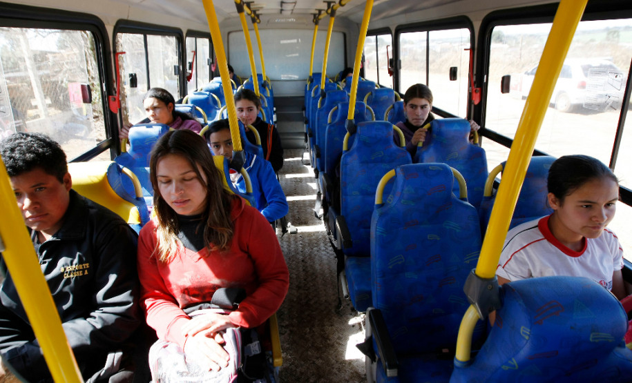 Ônibus e alunos da cidade de Pinhão. 21-08-13.