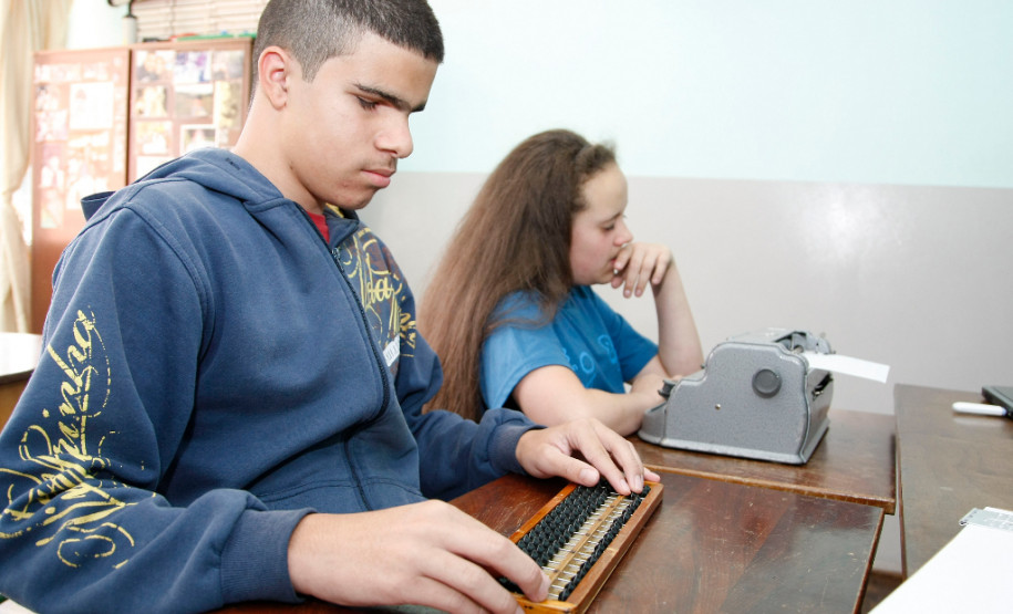 Alunos Luiz Guilherme e Laura Kaiser, da Escola Professor Osni Macedo Saldanha, no Instituto dos Cegos. 24-03-14.