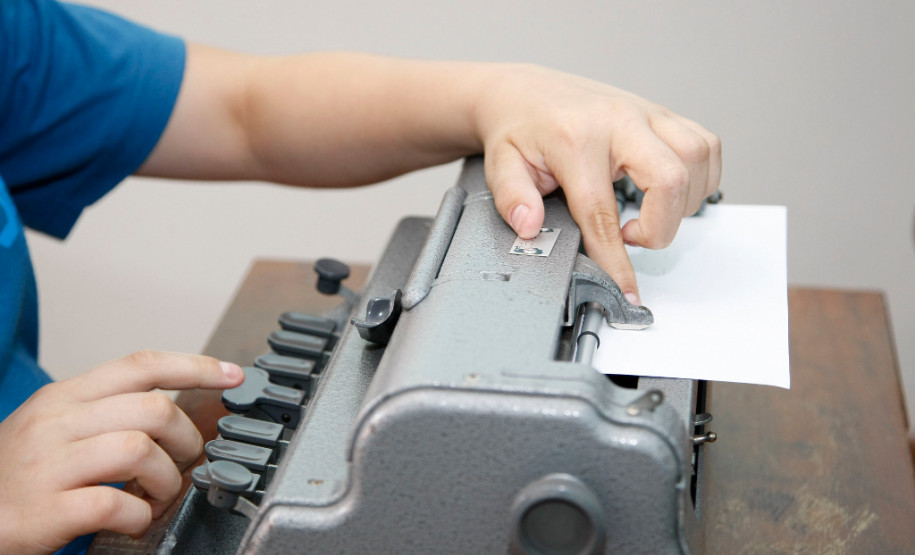 Alunos Luiz Guilherme e Laura Kaiser, da Escola Professor Osni Macedo Saldanha, no Instituto dos Cegos. 24-03-14.