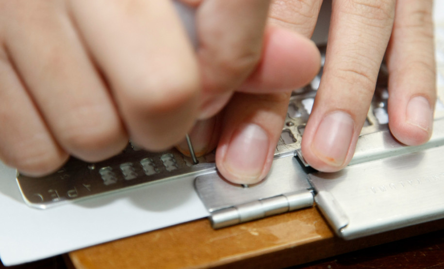 Alunos Luiz Guilherme e Laura Kaiser, da Escola Professor Osni Macedo Saldanha, no Instituto dos Cegos. 24-03-14.