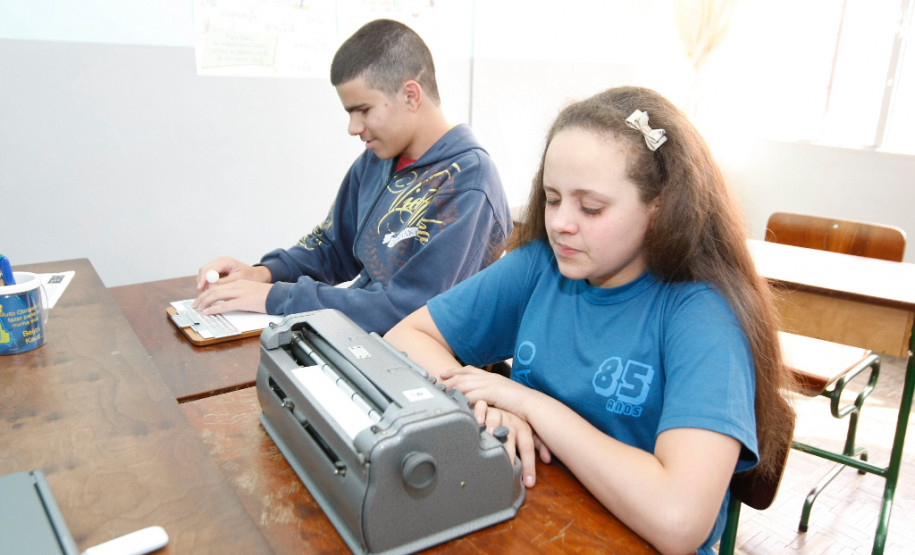 Alunos Luiz Guilherme e Laura Kaiser, da Escola Professor Osni Macedo Saldanha, no Instituto dos Cegos. 24-03-14.